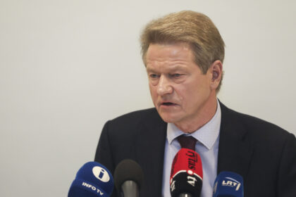 Antradienį Seimas per pirmąjį priėmimą pritarė Konstitucijos pataisai, kuria įgyvendinamas Europos Žmogaus Teisių Teismo (EŽTT) sprendimas Rolando Pakso byloje.