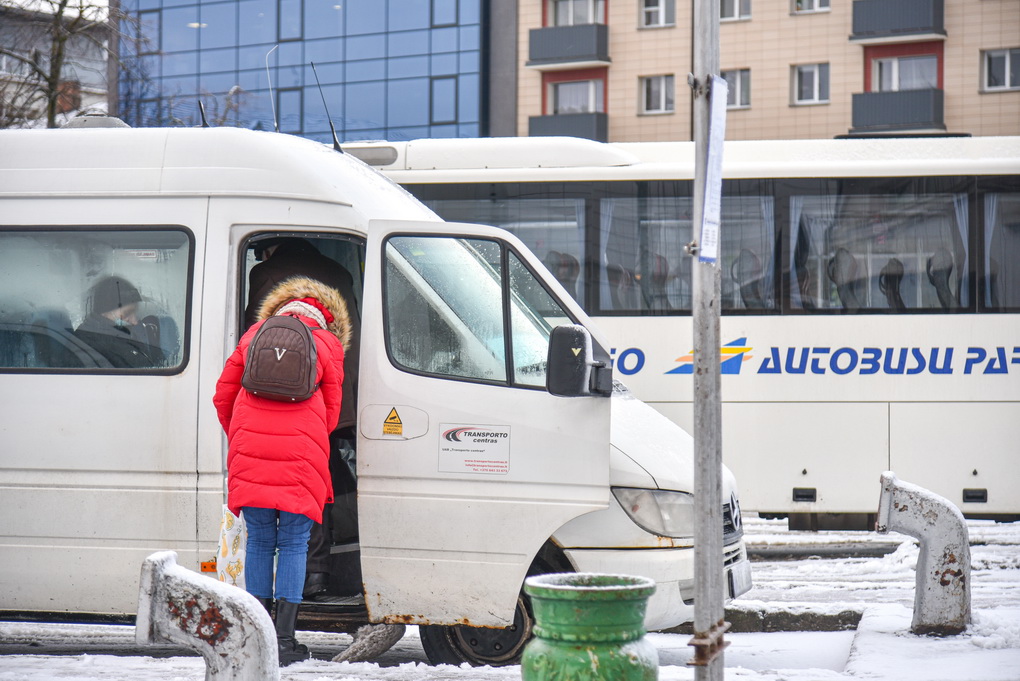 Į kaimus vežančiuose autobusuose elektroniniai viešojo transporto bilietai įsigaliotų po trejų, vėliausiai – po penkerių metų. P. ŽIDONIO nuotr.