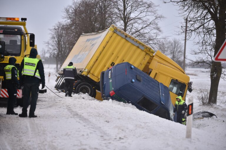 Nuteistąsias į Panevėžio pataisos namus vežęs konvojus pateko į avariją. Nuteistosios kartu ir jas lydėjusi sargyba išvežti į ligoninę.