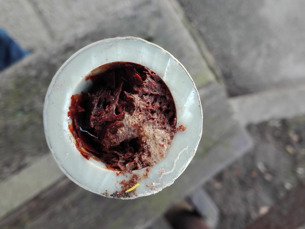 Prapjovus plastikinį vamzdį, kuriuo į daugiabutį atiteka karštas vanduo, matyti, kad jis visas užakęs, nors iš išorės atrodo kone kaip naujas. PANEVĖŽIO BUTŲ ŪKIO nuotr.