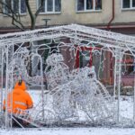 Aukštaitijos sostinė užbaigė šventinį laikotarpį. Pirmadienį nuo ryto Laisvės aikštėje pradėti nupuošti medžiai, nebeliks ir dekoracijų ant šviestuvų.