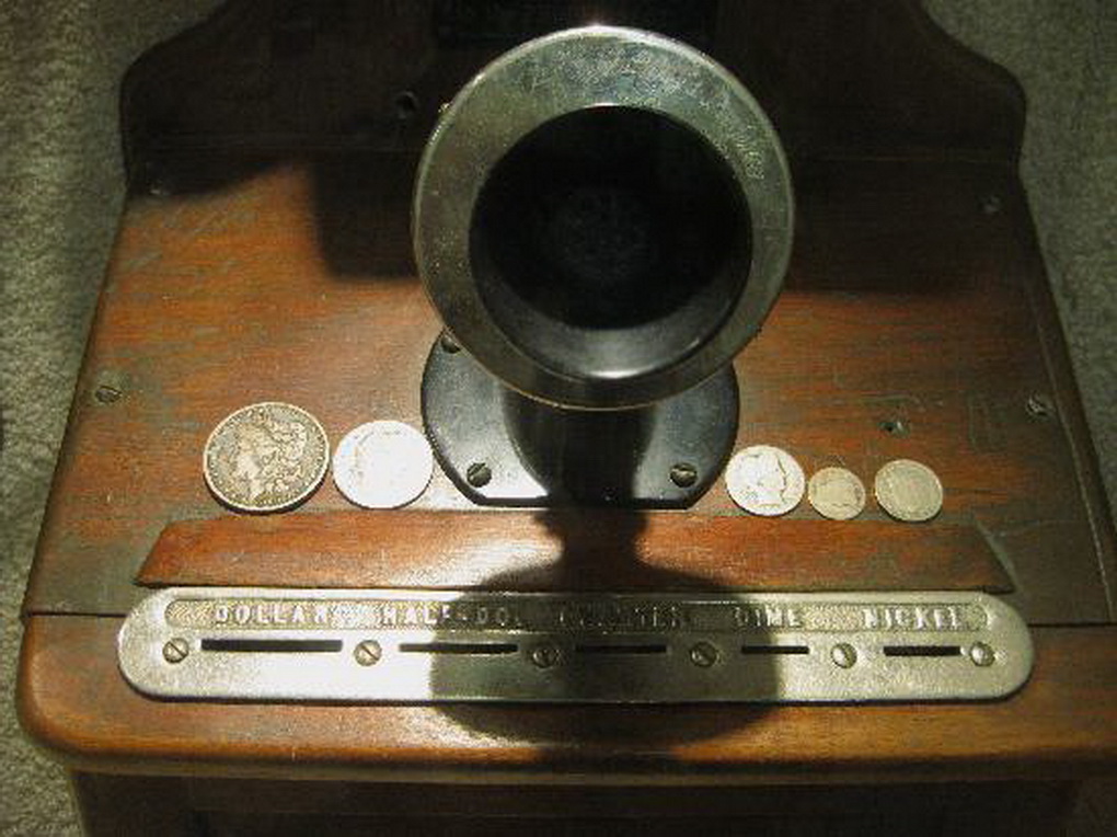 Taip atrodė pirmasis mokamas telefonas. ARCHYVŲ nuotr.