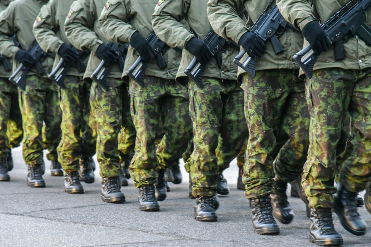 Šalies gyventojai labiausiai linkę pasitikėti Lietuvos kariuomene, policija bei „Sodra“, o mažiausiai – parlamentu ir Vyriausybe, rodo naujausia „Baltijos tyrimų“ apklausa.