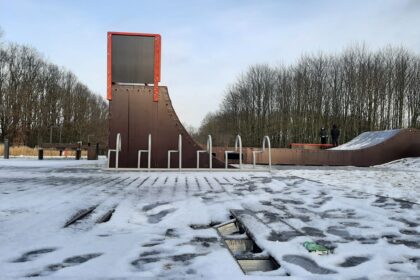 Laurus už architektūrinį modernizavimo projektą pelniusio Panevėžio kultūros ir poilsio parko medinis paklotas neatsilaiko prieš jį niokojančius vandalus.