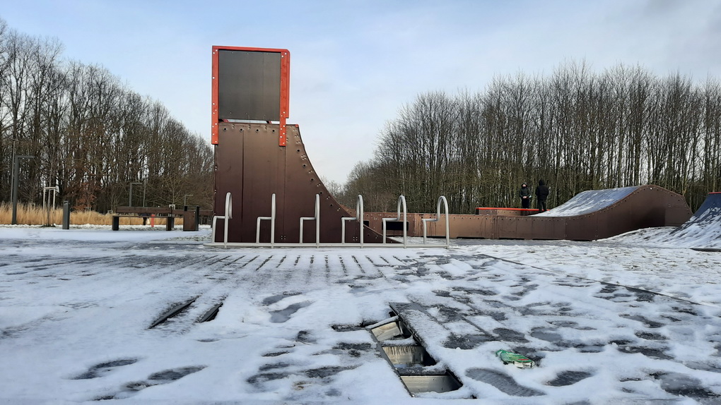 Kultūros ir poilsio parko medinė danga nukenčia jau trečią kartą per dvejus metus. D. SMAILYTĖS nuotr.