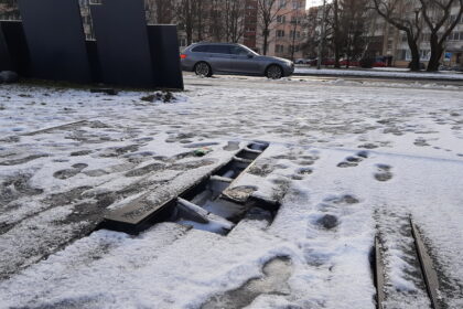 Laurus už architektūrinį modernizavimo projektą pelniusio Panevėžio kultūros ir poilsio parko medinis paklotas neatsilaiko prieš jį niokojančius vandalus.