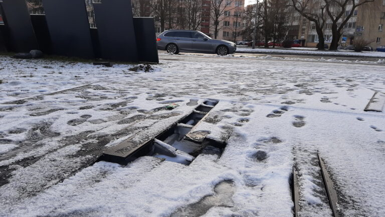 Laurus už architektūrinį modernizavimo projektą pelniusio Panevėžio kultūros ir poilsio parko medinis paklotas neatsilaiko prieš jį niokojančius vandalus.