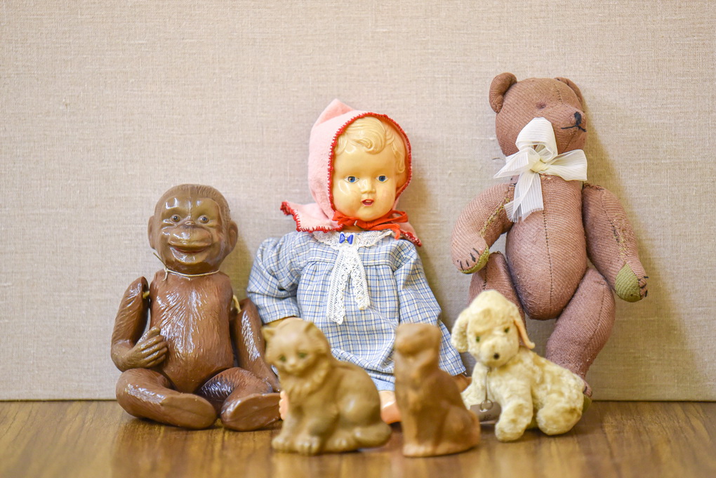 Panevėžyje garsių medikų šeimoje augusi Zita Gražulienė savo vaikystės žaislams suteikė antrą gyvenimą padovanojusi muziejui. P. ŽIDONIO nuotr.