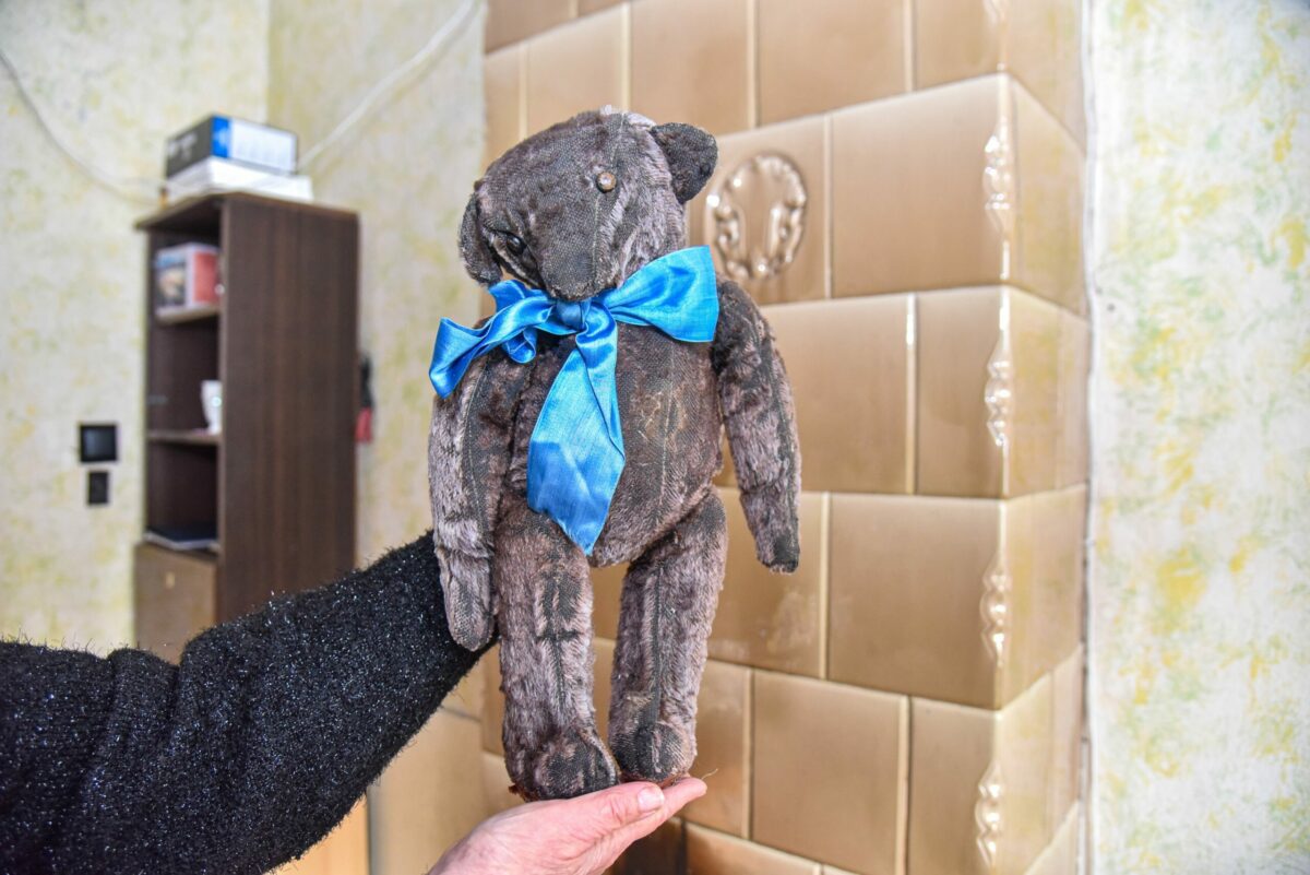 Šį dabar jau šimtametį meškiuką rašytoja Žmona kadaise dovanojo savo anūkei – būsimajai garsiai Panevėžio gydytojai Irenai Jurevičienei. Jai tai buvo svarbus garsios močiutės prisiminimas, kurį savo dviem dukroms ištraukdavo parodyti tik itin svarbiomis akimirkomis. P. Židonio nuotr.