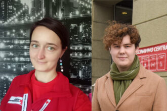 Vakcinavimo centre darbavęsi savanoriai vieni pirmųjų suprato, kiek daug gali reikšti mažas stiklinis vakcinos buteliukas.