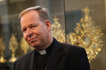 Lietuvos vyskupų konferencijos pirmininkas, arkivyskupas Gintaras Grušas Lietuvos tikinčiuosius kviečia melstis už pirmadienį mirusį popiežių Pranciškų.