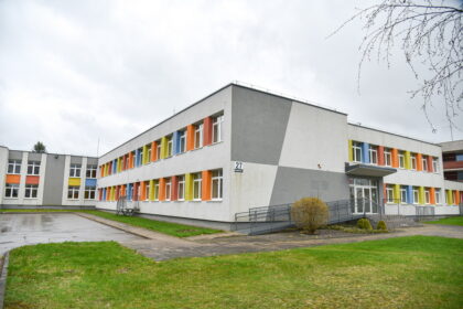 Ukrainą jau trečius metus purtantis karas sujaukė ir Panevėžio rajono savivaldybės ketinimus parduoti milžinišką uždarytų mokyklos ir vaikų globos namų kompleksą Linkaučiuose.