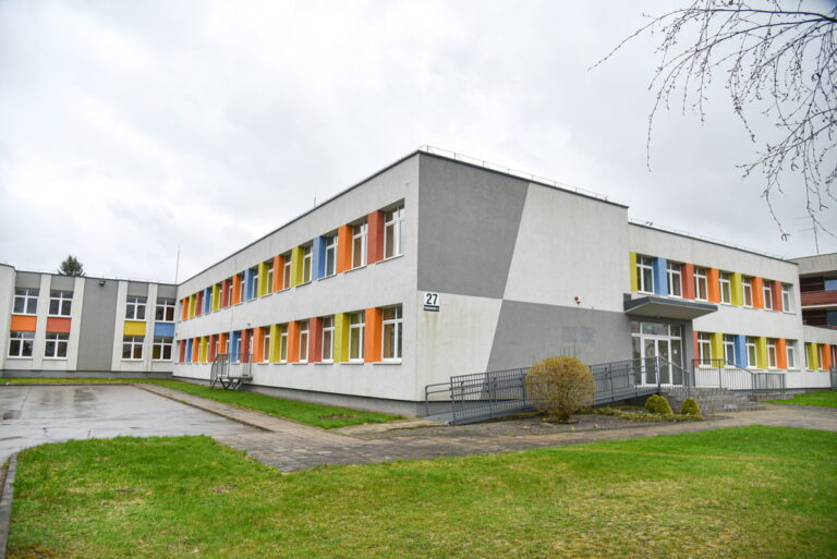 Ukrainą jau trečius metus purtantis karas sujaukė ir Panevėžio rajono savivaldybės ketinimus parduoti milžinišką uždarytų mokyklos ir vaikų globos namų kompleksą Linkaučiuose.