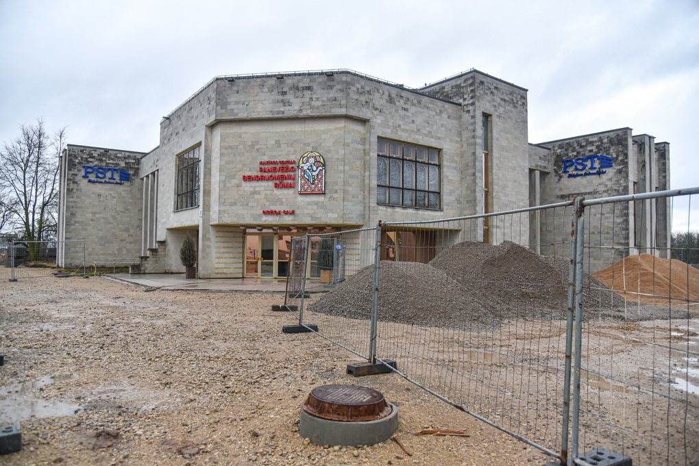 Nors Savivaldybė spaudžia rangovus Bendruomenių rūmų prieigas, Kranto gatvę ir pėsčiųjų tiltą sutvarkyti iki birželio, PST skaičiuoja, kad remontai užsitęs iki rugsėjo. P. ŽIDONIO nuotr. 