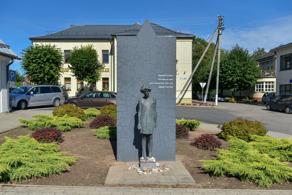 Šeduva įtraukta į Europos memorialinių vietų sąrašą. Miestelio centre sustingusi mergaitės figūra visiems primena Lietuvos žydų – litvakų tragediją. P. ŽIDONIO nuotr.