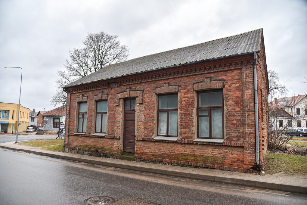 A. Smetonos gatvėje, prie pat posūkio į Vasario 16-osios gatvę, mažame raudonų plytų namuke veikė NKVD laikinojo sulaikymo kamera. Rūsio sienose dar išlikę čia kalintų, kankintų žmonių padaryti įrašai. P. ŽIDONIO nuotr.