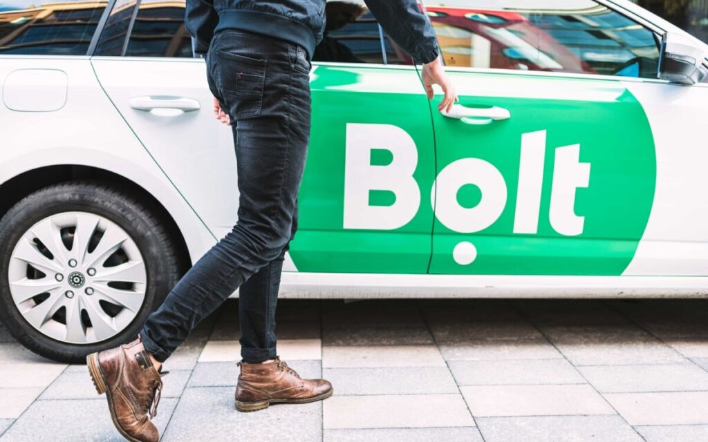 Antradienį nuo vidurnakčio dalis pavėžėjimo platformos „Bolt“ vairuotojų atsijungė nuo įmonės sistemos, taip protestuodami dėl keliamo vairuotojo komisinio mokesčio, mokamo už naudojimąsi platformos paslaugomis. Vairuotojai atsijungę nuo „Bolt“ platformos žada būti iki trečiadienio vidurnakčio.