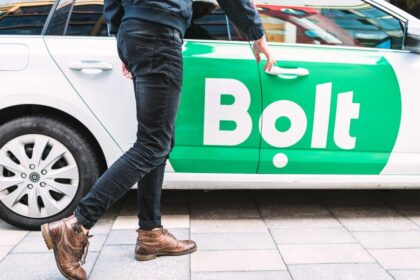 Antradienį nuo vidurnakčio dalis pavėžėjimo platformos „Bolt“ vairuotojų atsijungė nuo įmonės sistemos, taip protestuodami dėl keliamo vairuotojo komisinio mokesčio, mokamo už naudojimąsi platformos paslaugomis. Vairuotojai atsijungę nuo „Bolt“ platformos žada būti iki trečiadienio vidurnakčio.