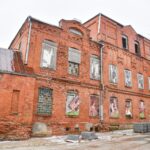 Jau kurį laiką Panevėžio istorinį konservų fabriką pardavinėjantys verslininkai, nesulaukę pirkėjų, žada per šiuos metus parengti naują jo gaivinimo projektą ir stebisi, kad su jais nesuderinę menininkai paskelbė planuojantys šioje vietoje muzikinį pasirodymą. 