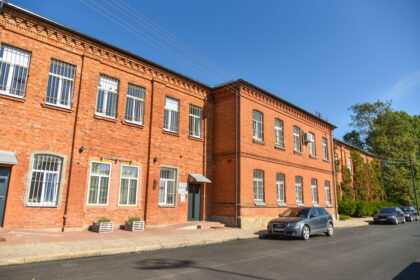 Jei pasižiūrėtume į sovietinio Panevėžio žemėlapį, pamatytume didelį kompleksą vienas paskui kitą išsidėsčiusių pastatų, kuriuose sovietų represinės struktūros vykdė brutalius nusikaltimus, nukankintus Lietuvos patriotus pasiųsdamos myriop.