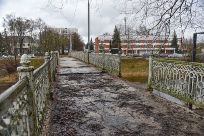 Tarp Panevėžio savivaldybės ir miesto viešąsias erdves atnaujinančios įmonės Panevėžio statybos tresto užvirė ginčai, sustabdę ir pačius darbus.