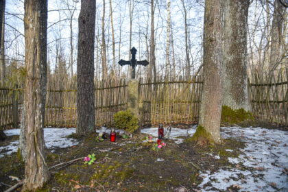 „ČIA P LAIDO 1863 M SUYIL“ – suprask, ką nori, galvok ir vertink kaip išmanai, bet toks užrašas pritvirtintas prie 1863 metų sukilėlių kapinaites žyminčio stogastulpio Raguvos miške netoli Maženių.