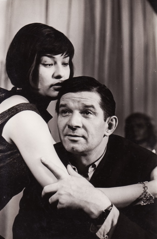 J. Grušas „Adomo Brunzos paslaptis“ (rež. Vaclovas Blėdis), 1966 m. Dalia Melėnaitė – Ksavera, Bronius Babkauskas – Adomas Brunza. Kazimiero VITKAUS nuotr. PAVB FKV-182-11-2