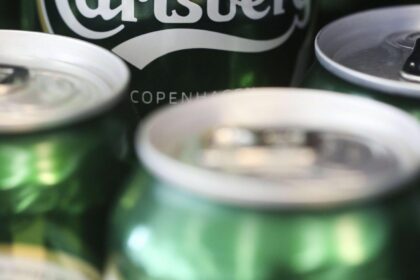 Danijos alaus gamintoja „Carlsberg“ pirmadienį paskelbė, kad dėl karo Ukrainoje visiškai pasitrauks iš Rusijos, vienos iš pagrindinių savo rinkų, kurioje turi 8 400 darbuotojų.