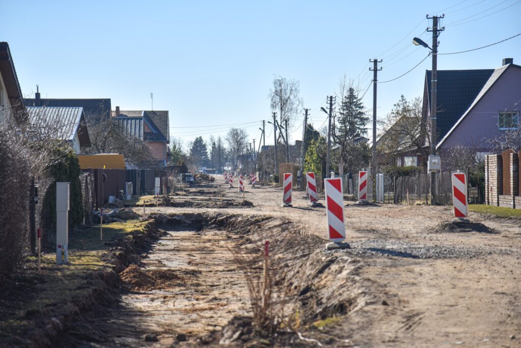 Panevėžio pietinėje dalyje, V. Alanto gatvės gale iškilę žemių kalnai ir sunkiasvorė technika ne vienam panevėžiečiui sukėlė susidomėjimą.