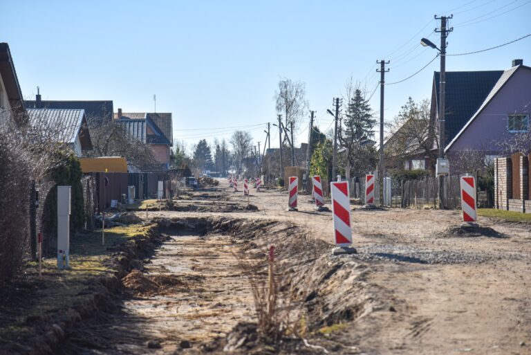 Panevėžio pietinėje dalyje, V. Alanto gatvės gale iškilę žemių kalnai ir sunkiasvorė technika ne vienam panevėžiečiui sukėlė susidomėjimą.