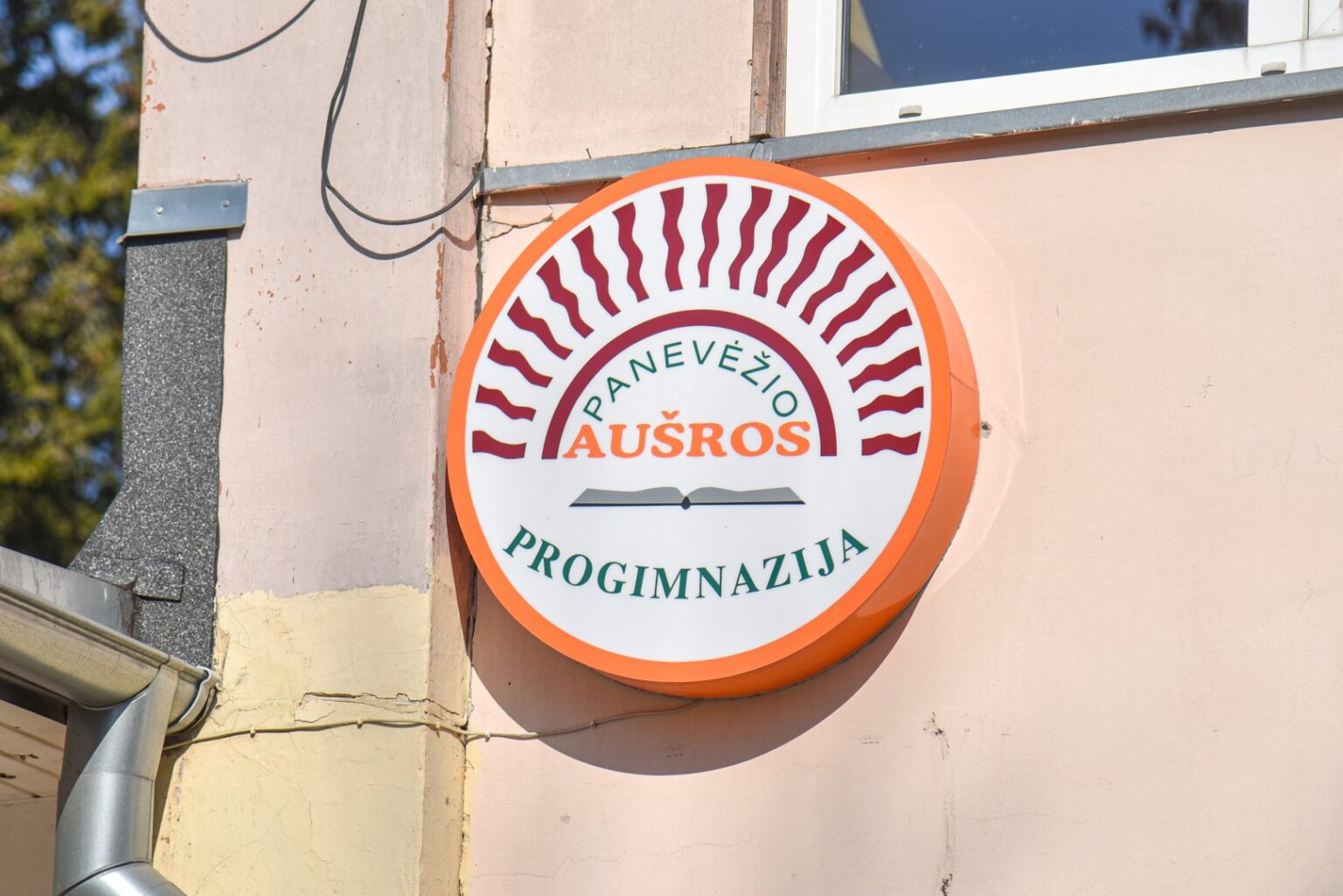 Panevėžyje jau kitą savaitę planuojama atidaryti Ukrainos karo pabėgėlių registravimo centrą. Jam rengiamos patalpos paskutinius metus gyvuojančioje „Aušros“ progimnazijoje Vienybės aikštėje.