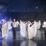 Pasipuošę ir pasitempę Juozo Balčikonio gimnazijos auklėtiniai pasinėrė į šokių sūkurį. Gimnazijos bendruomenė penktadienį susibūrė į bene laukiamiausią ir iškilmingiausią metų vakarą – gražia tradicija tapusią, jau 18-ą kartą rengiamą „Sidabrinę naktį“.