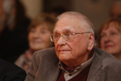 Eidamas 93-iuosius metus mirė poetas, literatūros kritikas Algimantas Baltakis.