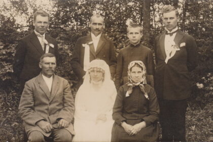 Šeimos archyvas paprastai slepia turtingas ir jautrias praeities istorijas, kurios naujų laikų atodangose įgauna kitoniškų prasmių, vertinimų ir apmąstymų.