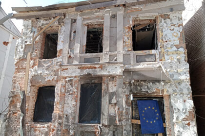 Antrasis pagal dydį Ukrainos miestas Charkovas pasitinka šaltais vėjo gūsiais ir šlapdriba. Kur ne kur skveruose dar matyti užsilikusio sniego.