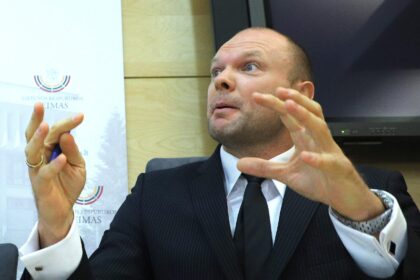 Kristupas Krivickas palieka Seimo nario Petro Gražulio komandą: nebedirbs parlamentaro patarėju Seime ir P. Gražulio vadovaujamos partijos Tautos ir teisingumo sąjunga (centristai, tautininkai) pavaduotoju.