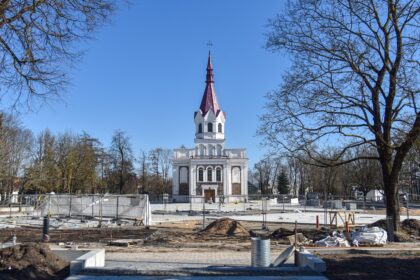 Į Švč. Trejybės bažnyčią skubantys tikintieji, į darbą Muzikiniame teatre einantys artistai, o į jame vykstančius koncertus – žiūrovai, daugiabutyje, kurio langai veriasi į Nepriklausomybės aikštę, gyvenantys žmonės neslepia jei dar ne piktais žodžiais, tai jau įtariais žvilgsniais palydintys niekaip šios aikštės remonto neužbaigiančius statybininkus.