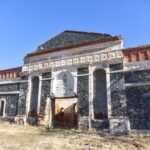 Vos daugiau nei tris kilometrus nuo Naujamiesčio nutolusi legendomis apipinta Nevėžninkų koplyčia kadaise buvo įspūdingo grožio maldos šventovė. Nors tai, kas liko iš akmeninės koplyčios, dabar saugo valstybė, tokį sąvartyną reta kur galima pamatyti.