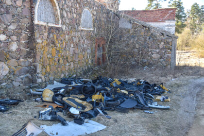 Vos daugiau nei tris kilometrus nuo Naujamiesčio nutolusi legendomis apipinta Nevėžninkų koplyčia kadaise buvo įspūdingo grožio maldos šventovė.