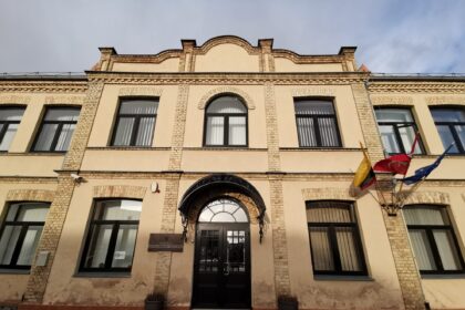 Teismų slenksčius įpratusiam minti panevėžiečiui 49-erių Jurijui Grafmanui piktas pokštas, iškrėstas jam ant kulnų lipantiems teisėsaugininkams, kainuos daugiau nei 10 tūkst. eurų.