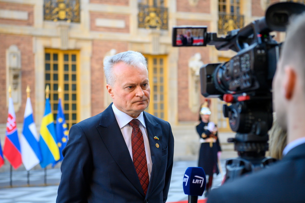 Prezidentas Gitanas Nausėda ragina Vakarus toliau spausti karą Ukrainoje pradėjusią Rusiją bei „nusibrėžti savo raudonas linijas ir jas apginti“.