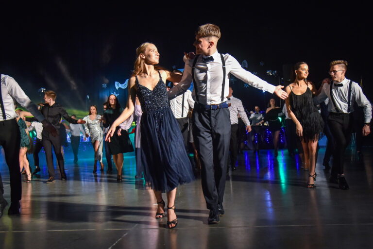 Pasipuošę ir pasitempę Juozo Balčikonio gimnazijos auklėtiniai pasinėrė į šokių sūkurį. Gimnazijos bendruomenė penktadienį susibūrė į bene laukiamiausią ir iškilmingiausią metų vakarą – gražia tradicija tapusią, jau 18-ą kartą rengiamą „Sidabrinę naktį“.