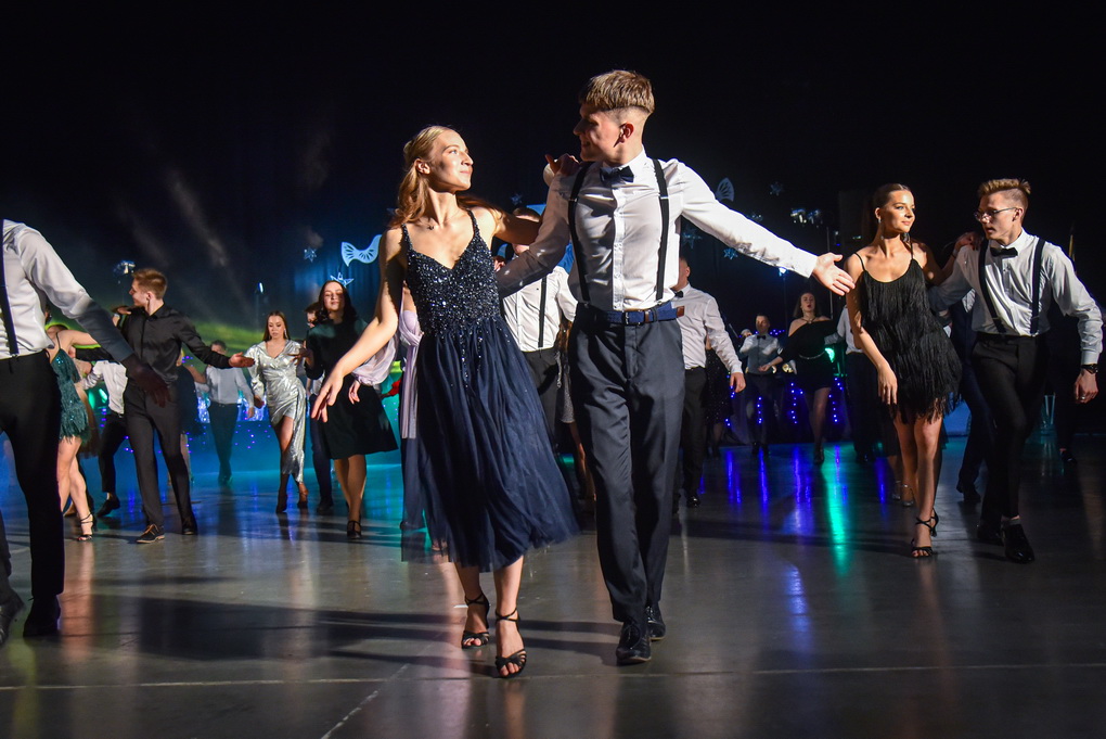 Pasipuošę ir pasitempę Juozo Balčikonio gimnazijos auklėtiniai pasinėrė į šokių sūkurį. Gimnazijos bendruomenė penktadienį susibūrė į bene laukiamiausią ir iškilmingiausią metų vakarą – gražia tradicija tapusią, jau 18-ą kartą rengiamą „Sidabrinę naktį“.