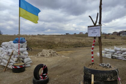Važiuojant nuo Peremyšlio miesto iki Lvovo, barikadas tenka matyti kas keletą kilometrų.