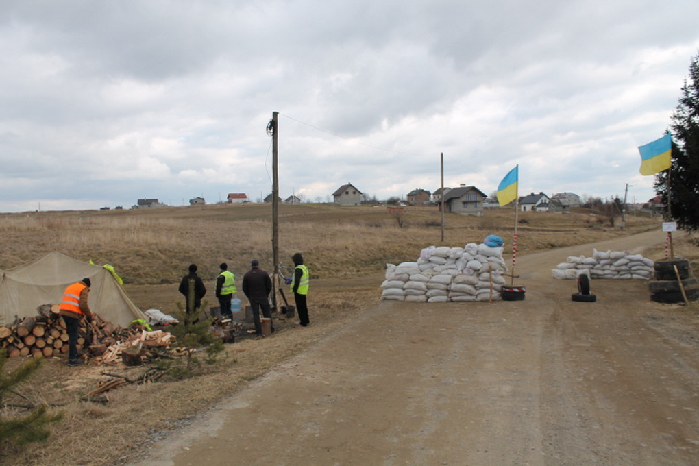 Čolgini kaimo gynėjų barikada, kurioje Molotovo kokteliais ruošiamasi pavaišinti agresorius, o diversantų mašinoms stabdyti gynėjai pridarė aštrių metalinių spyglių. E. BUTRIMO nuotr.