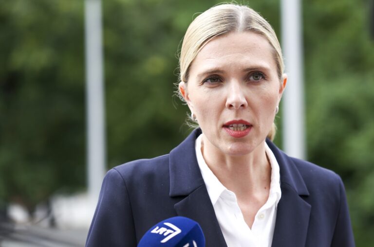 Vidaus reikalų ministrė Agnė Bilotaitė tikina negalinti pasakyti, ar Rusijos karinės invazijos į Ukrainą kontekste Europos Komisija (EK) priims sprendimą nutraukti tranzitą per Lietuvą į Kaliningrado sritį.
