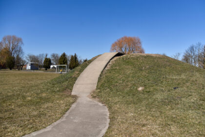 Priemiestinei Dembavos gyvenvietei atsirado galimybė turėti išskirtinį sporto aikštyną – visus reikalavimus atitinkantį futbolo stadioną, krepšinio aikštelę ir net dvi teniso kortų aikšteles su dirbtine danga ir visa tam reikalinga infrastruktūra.