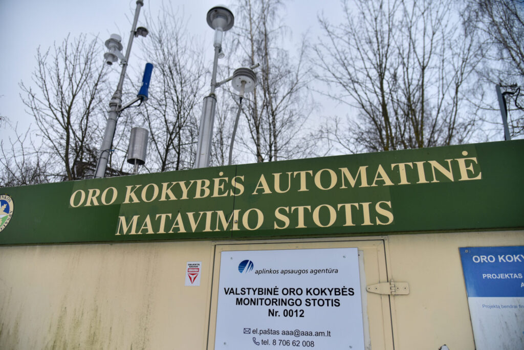 Jau porą savaičių laikantis sausiems orams, kvėpuoti darosi vis sunkiau. Panevėžyje fiksuojama gerokai didesnė, nei leidžia normos, kietųjų dalelių koncentracija ore. Tam pastebėti nereikia nė specialių matavimų – rytais ir vakarais mieste smogas matomas net plika akimi.