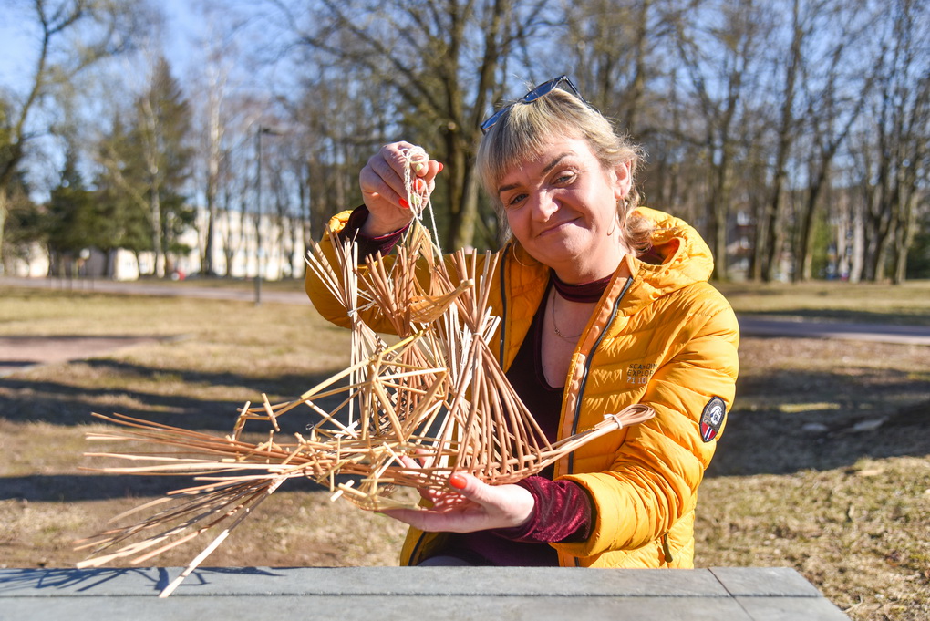 Daiva Valentienė džiaugiasi, kad šiaudiniai sodai vėl populiarėja, daugėja žmonių, suprantančių jų vertę. P. ŽIDONIO nuotr.