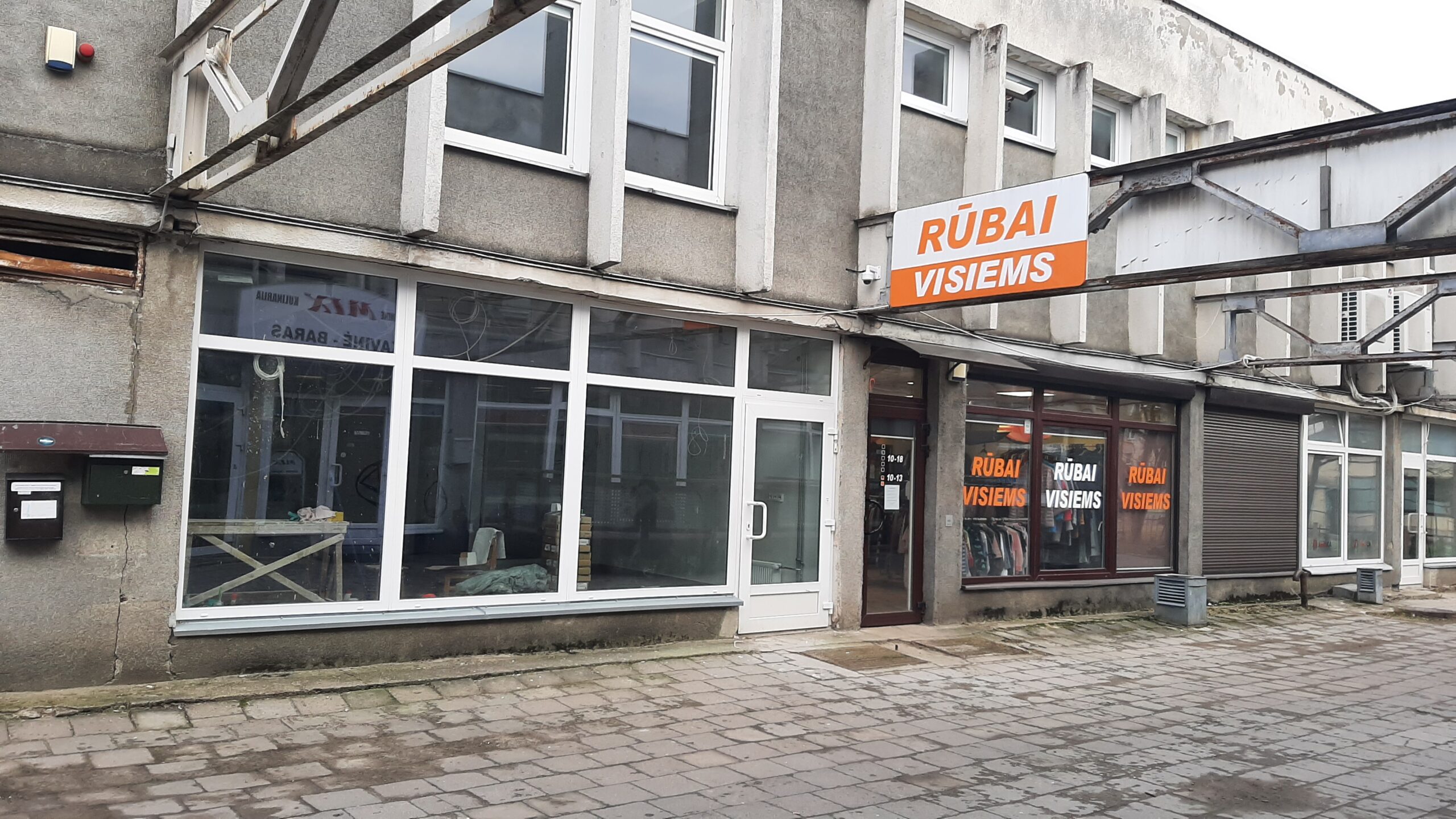 Pro bibliotekos stiklo sieną matyti, kad statybininkai joje dar turės padirbėti. D. SMAILYTĖS nuotr.